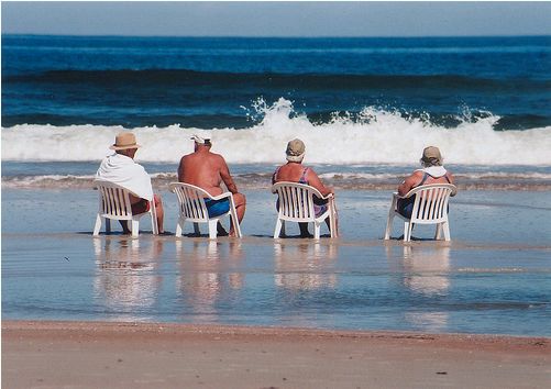 idősek a tengerparton