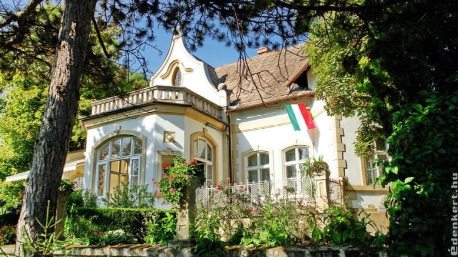 Séta egy budai kastélykertben-invitáló a Vojnovich-Huszár Villa koncertjére