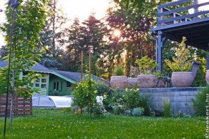 A kert, mint edzőterem:  egy újjászületett ház és környezete a Balatonnál