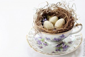 Húsvéti dekoráció: asztaldísz ötletek kelkáposztával, szalmakalappal