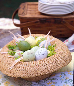 3 húsvéti asztaldísz kelkáposztával, szalmakalappal