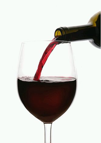 vörösbor pohárba öntve