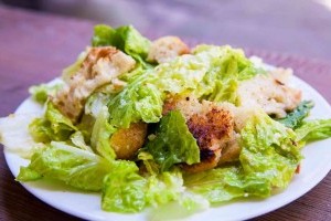 A klasszikus Cézár saláta római salátával az igazi
