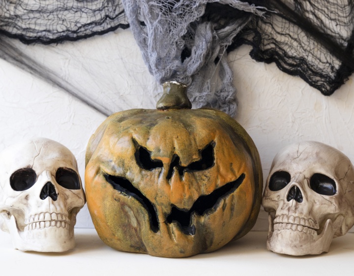 skulls-near-creepy-jack-o-lantern