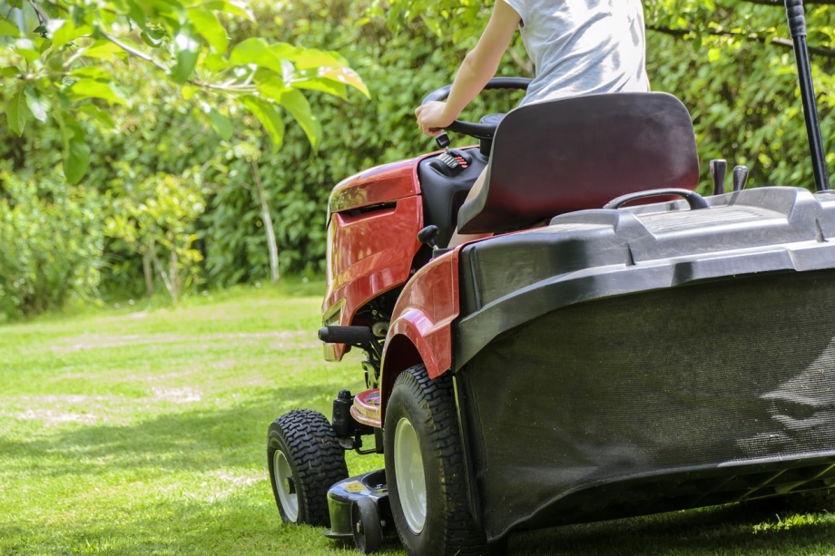 mowing-the-grass-1438159_1280