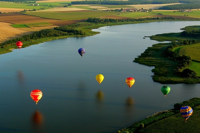 hot-air-balloon-590126_640