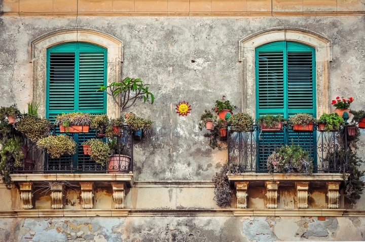 balcony-g9127d4e0d_1920