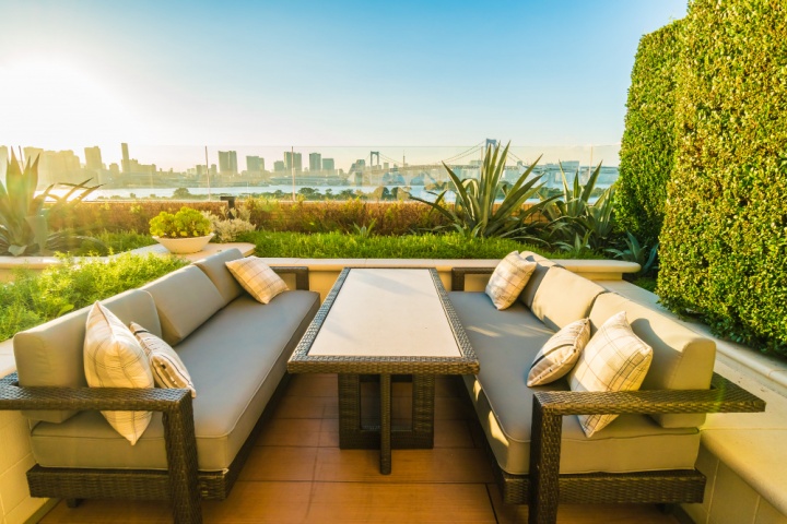 outdoor-patio-with-table-chair