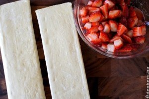 Bazsalikomos epersaláta rétes kosárban