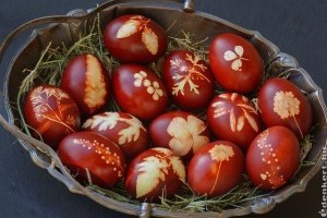 Mutatjuk, hogyan fessünk tojást hagymahéjjal egyszerűen