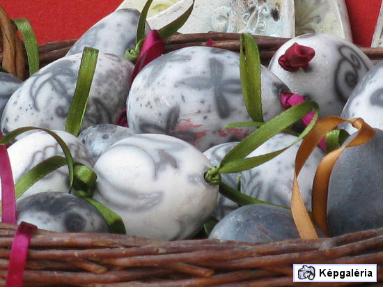 Húsvéti vásár tojáshalmokkal a Vörösmarty téren