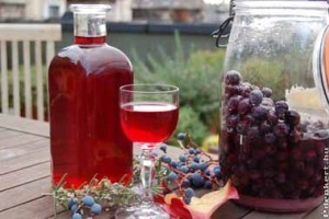 Készítsünk kökénylikőrt karácsonyra házilag!