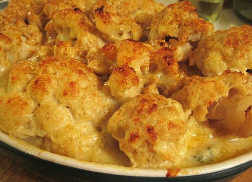 Vica néni töltött karfiolja, mártással