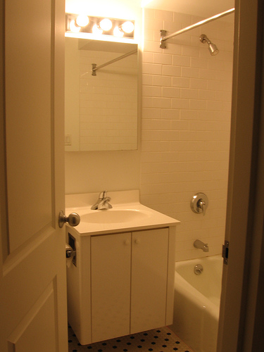 Ajánlja-e a Feng Shui, hogy tükröt akasszunk fürdőszoba ajtajára?