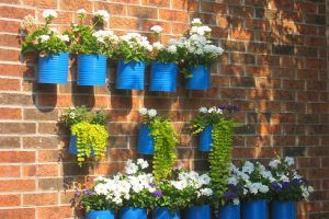 Hogyan készítsünk dekoratív kerti virágtartót?