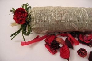 Hogyan készítsünk illatszeres zacskót szárított rózsából?