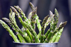 Egészséges egzotikus zöldségek az asztalon