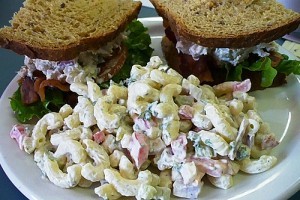 Tepsiben sült csirkés makaróni saláta