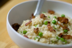 Készítsünk szalonnás rizottót zöldborsóval!
