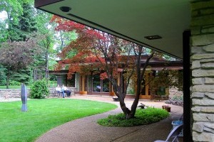 Hangoljuk össze kertünket házunk színével