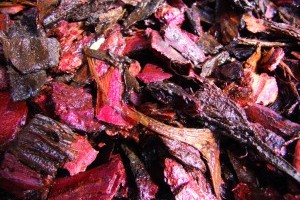 A fenyőkéreg elfojtja a magról kelő gyomokat