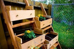 Művészi kerttervezés újrahasznosított anyagokkal
