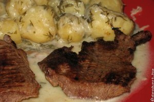 Borjú karaj tejfölös újburgonyával