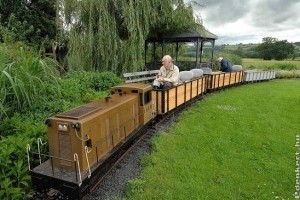 Saját kerti vonat 2 kilométeres pályával