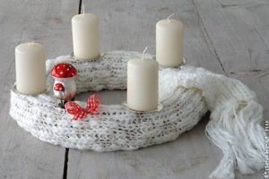 Adventi koszorú sálba burkolva