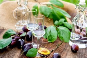 Milyen szilvapálinkával kínáljuk a locsolókat?