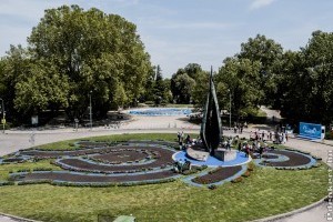 Így néz ki a Margitszigeten a 7500 virágból álló VB logo