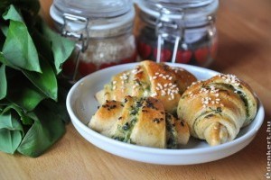 Medvehagymás, krémsajtos kifli fekete szezámmaggal