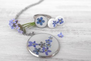 Virágos mező a nyakunkban: virágokból ékszert