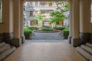 Kertkialakítás belvárosi társasházak belső udvarában - Ingyen letölthető zöldfüzet