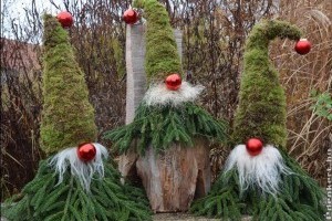 Meseszép karácsonyi dekoráció: ünnepi manók kertből