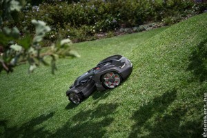 Derékkímélő és környezetbarát: az okos robotfűnyíró