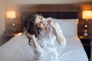 Szatén köntös, egy elegáns otthoni ruhadarab