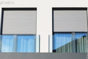 Milyen előnyei vannak a redőnyöknek a sötétítő függönyökkel szemben?