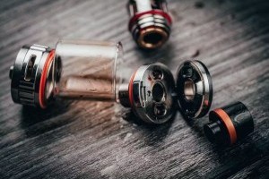 Hogyan tisztítsuk meg hatékonyan az e-cigi porlasztóját?