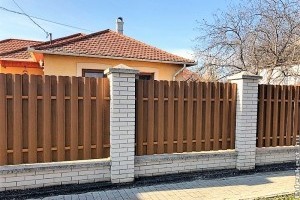 Lemez kerítés az ideális megoldás modern otthonokhoz és telephelyekhez