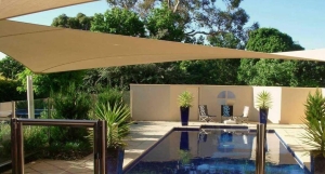 Vízálló vagy vízáteresztő napvitorla: melyiket válaszd az árnyékoláshoz?