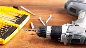 Fa és fém egymáshoz rögzítése – hol szokott elcsúszni a dolog?