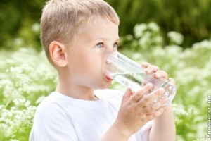 Nem isznak elég vizet a magyar gyerekek egy felmérés szerint