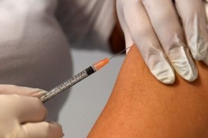 Infektológus: egyes védőoltásokról hat héttel az utazás előtt kell gondoskodni
