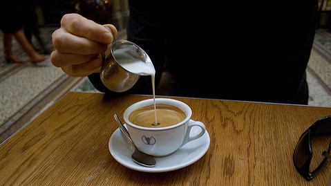 A hiedelmekkel ellentétben pozitívan hat ránk a koffein?