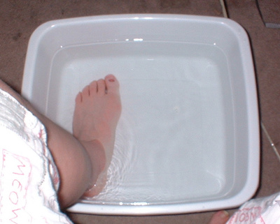 Készíts szódabikarbónás lábfürdőt, ami gyógyítja a bőrkeményedést