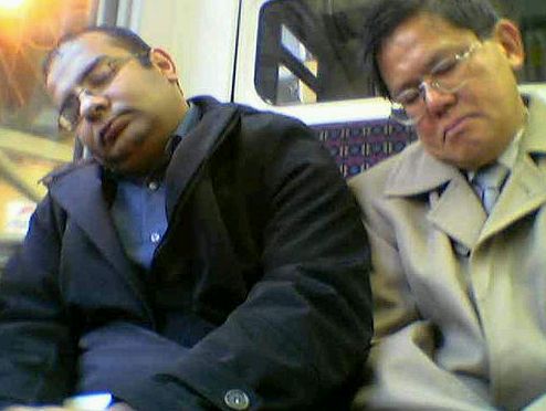 Alvás a metrón
